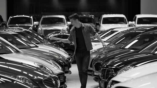 ¿Cómo se determina el valor de un auto de lujo en una subasta?